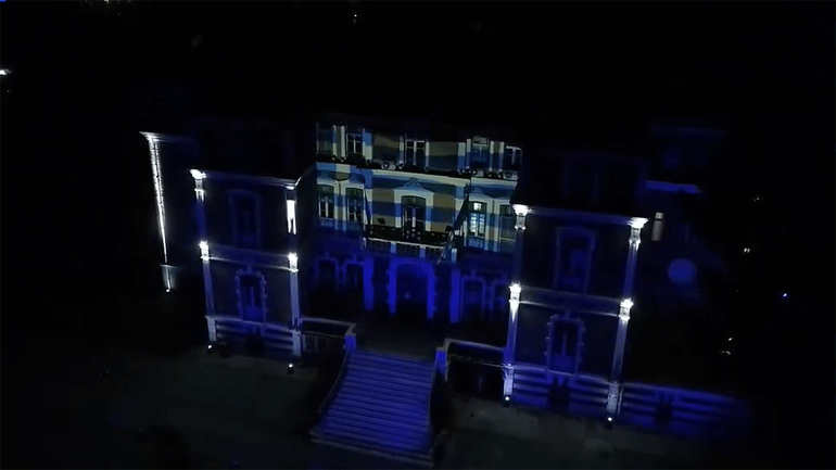 Η Βίλα Αλλατίνι στο λευκό και το γαλάζιο φως για τα 200 χρόνια από την Επανάσταση