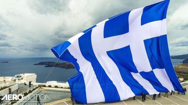 Εναέρια πλάνα από την τεράστια ελληνική σημαία στη Σαντορίνη