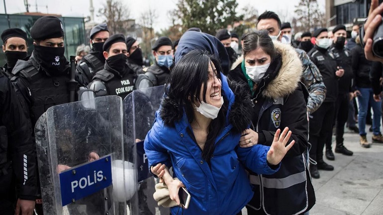 Συλλήψεις 50 ατόμων στην Τουρκία για διαδηλώσεις έξω από δικαστήριο