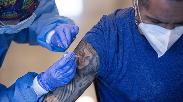 ΗΠΑ: Εταιρείες προσφέρουν μπόνους, αποζημιώσεις ή άδεια για να πείσουν τους εργαζόμενους να εμβολιαστούν