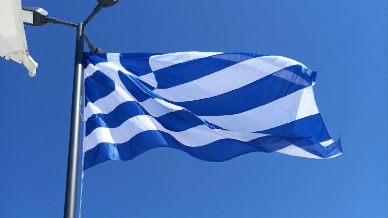 Κόρινθος: Κρέμασαν τη σημαία σε… κολόνα αντί σε ιστό!