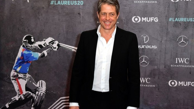 Χιου Γκραντ: Η βρετανική κυβέρνηση εκμεταλλεύεται την πανδημία για να πλουτίσει φίλους και χορηγούς