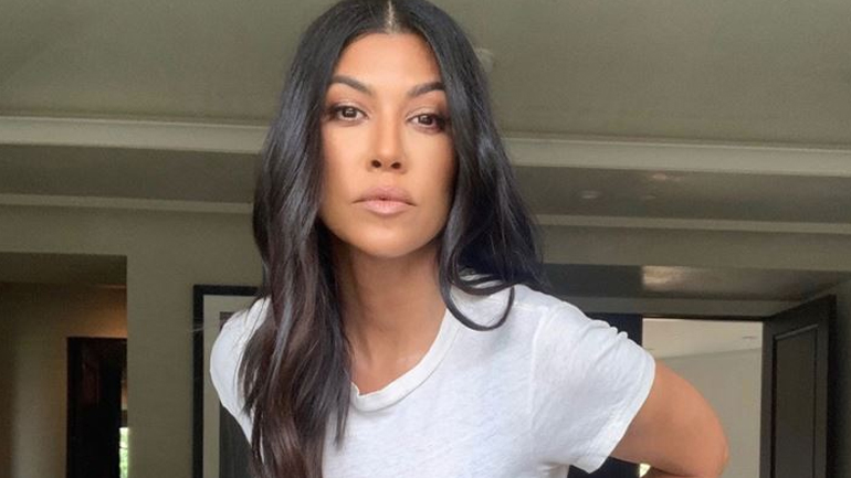 Το μυστικό της Kourtney Kardashian για μακριά μαλλιά βρίσκεται στο ντουλαπάκι της κουζίνας σας
