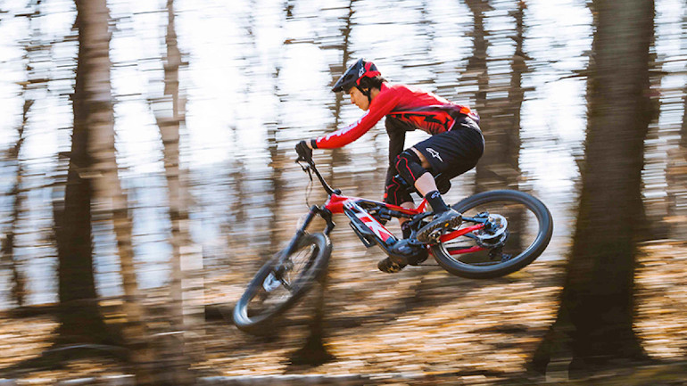 Δυνατό όπλο στα χέρια ενός έμπειρου αναβάτη στο χώμα το ποδήλατο της Thok