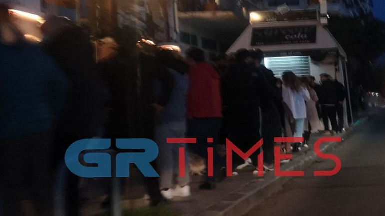 Θεσσαλονίκη: Έντονος συνωστισμός και πάλι σε καφέ-μπαρ στην παραλία