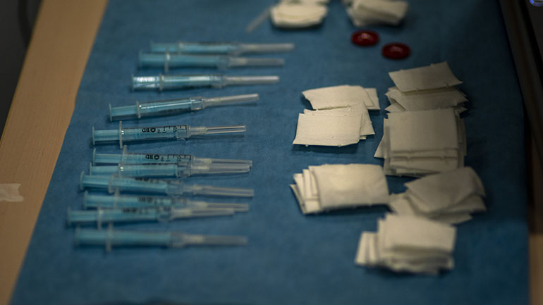 The Times: Κοντά σε συμφωνία για τα εμβόλια βρίσκονται Βρετανία και Ε.Ε.