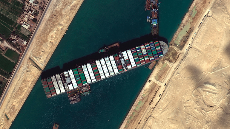 Κινήθηκε ελαφρώς η πρύμνη του Ever Given στη διώρυγα του Σουέζ