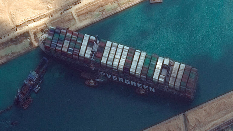 Διώρυγα του Σουέζ: Ευελπιστούν σε αποκόλληση του πλοίου μέχρι το βράδυ