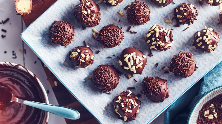 Healthy τρούφες σοκολάτας από τον Δημήτρη Μακρυνιώτη
