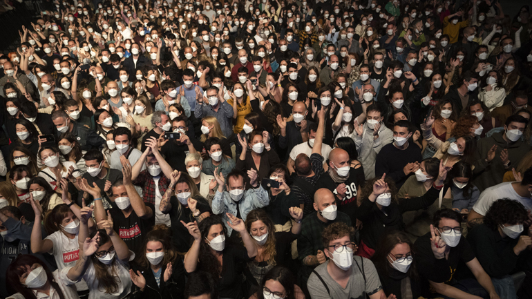 Βαρκελώνη: 5.000 θεατές συμμετείχαν σε ροκ συναυλία με μάσκες και με αρνητικό τεστ κορωνοϊού