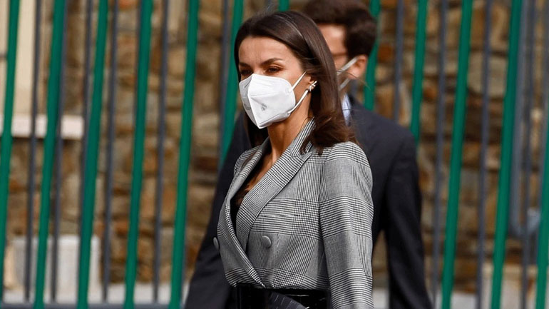 H chic εμφάνιση της βασίλισσας Letizia με καρό blazer