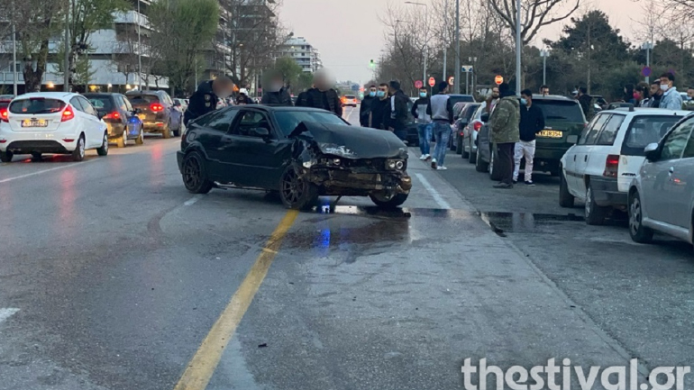 «Τρελή» πορεία αυτοκινήτου στην παραλιακή της Θεσσαλονίκης – Προσέκρουσε σε σταθμευμένα οχήματα