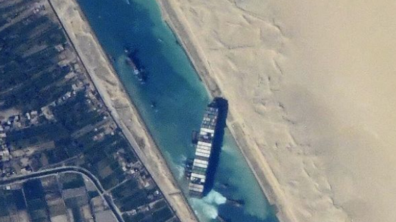 Ρώσος κοσμοναύτης δείχνει το πλοίο Ever Given στη διώρυγα του Σουέζ από το διάστημα