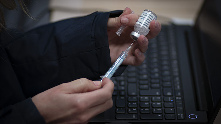 Η Βρετανία αναμένει νέες παρτίδες εμβολίων παρά τις ανησυχίες για καθυστερήσεις στις προμήθειες