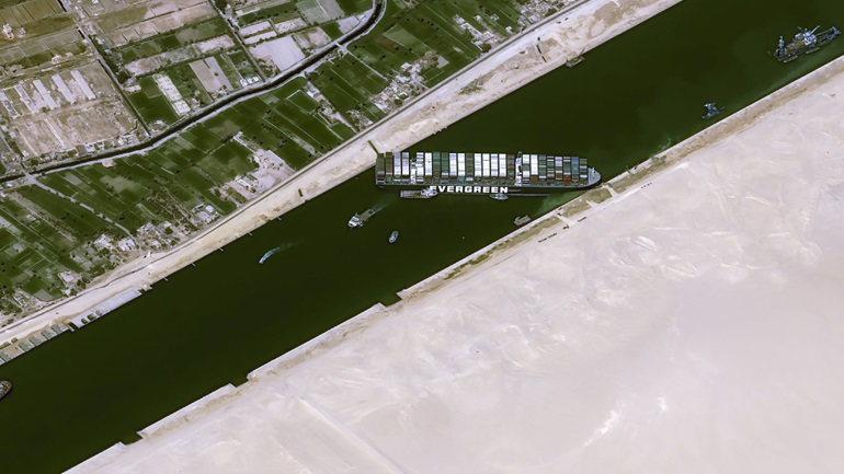 Εγκλωβισμένα 369 πλοία στη Διώρυγα του Σουέζ