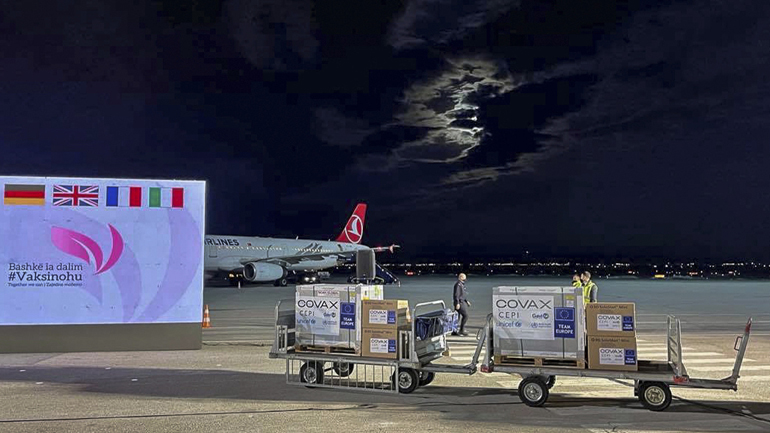 Κορωνοϊός: Το Κόσοβο παρέλαβε την πρώτη παρτίδα εμβολίων μέσω COVAX