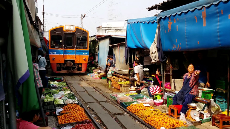 Λαϊκή αγορά δίπλα από ράγες τρένου