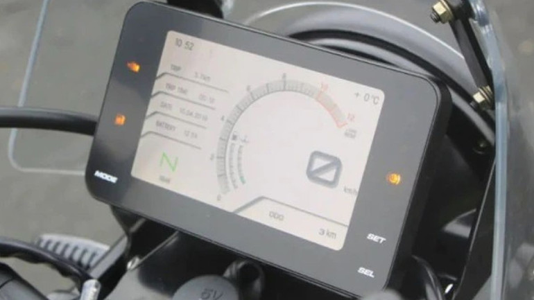 Η TFT οθόνη μοιάζει πολύ σε εκείνες των KTM, ενώ την έχουμε συναντήσει και σε άλλα κινεζικά μοντέλα.