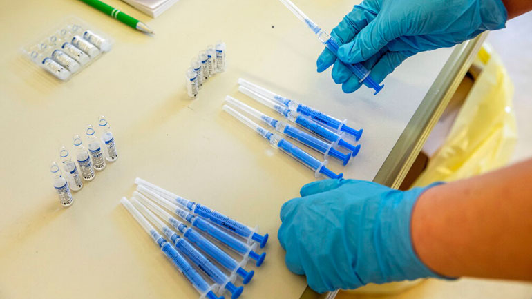 Υπεγράφη συμφωνία για την παραγωγή του ρωσικού εμβολίου Sputnik-V στην Κίνα