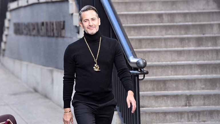 Ο Marc Jacobs εμβολιάστηκε κατά του κορωνοϊού φορώντας το πιο εκκεντρικό outfit