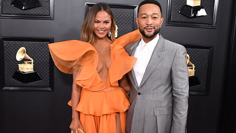 Η Chrissy Teigen αποκαλύπτει το πιο περίεργο μέρος που έχει κάνει σεξ με τον John Legend