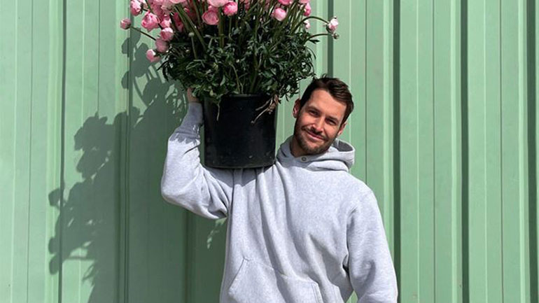 To νέο ανθοπωλείο του οίκου Jacquemus στο Παρίσι