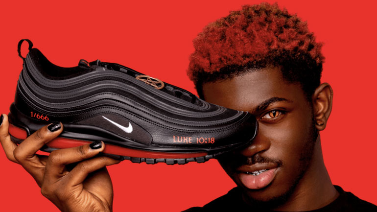 Τα «sneakers του Σατανά» με την Πεντάλφα και το ανθρώπινο αίμα