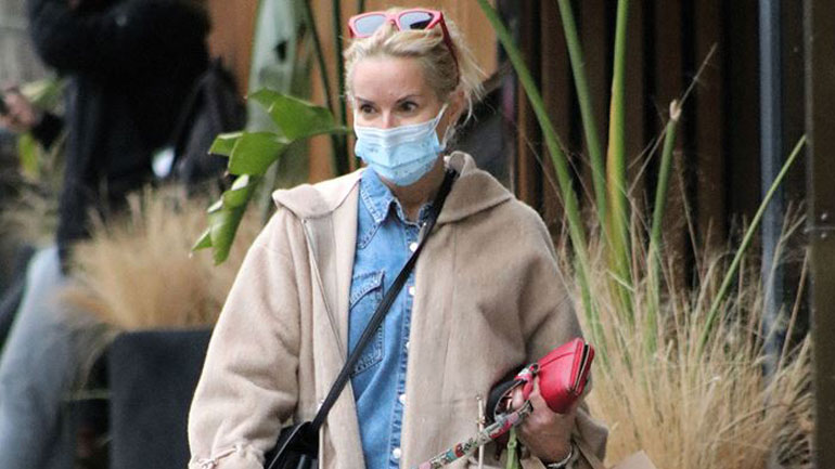 Μαρία Μπεκατώρου: Βόλτα στο κέντρο της Αθήνας με τον τετράποδο φίλο της