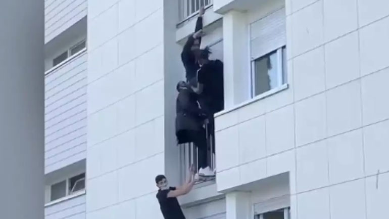 Νεαροί σχηματίζουν «ανθρώπινη σκάλα» και απεγκλωβίζουν οικογένεια από φλεγόμενο κτήριο Νεαροί σχηματίζουν «ανθρώπινη σκάλα» και απεγκλωβίζουν οικογένεια από φλεγόμενο κτήριο