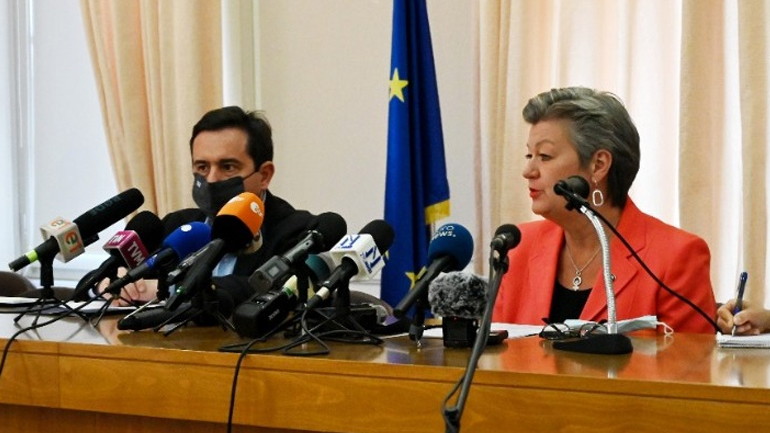 Γιόχανσον: Δεν πρέπει να αισθάνεται καμία περιοχή και κανένα νησί ότι έχει αφεθεί στην τύχη του