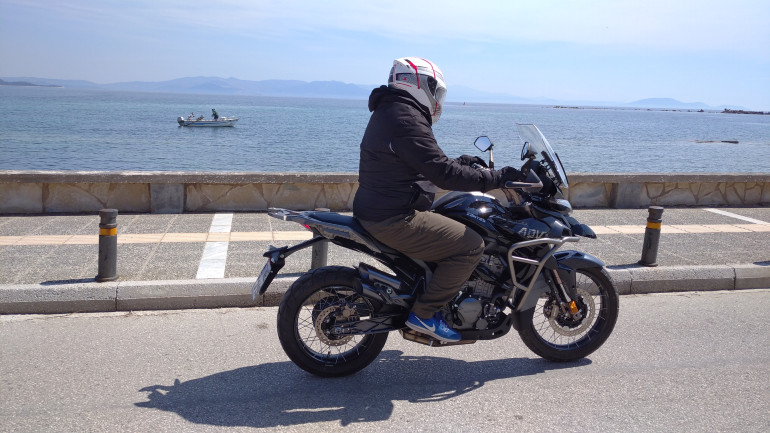 Μπορεί να δείχνει μεγάλο σε διαστάσεις, στην πραγματικότητα όμως είναι λεπτό και ευέλικτο