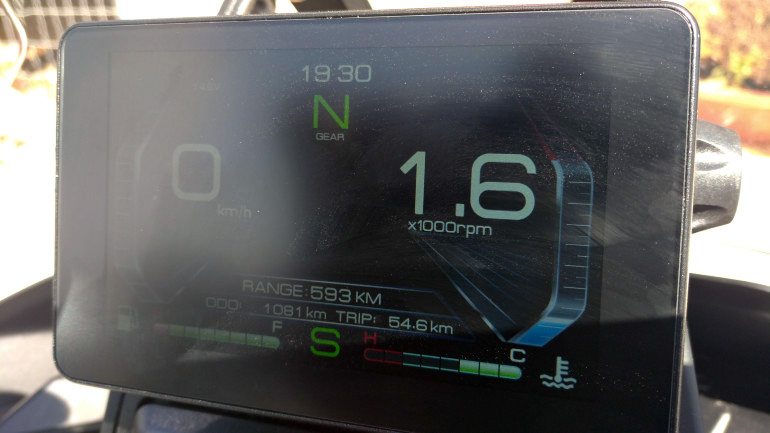 Πολύ σύγχρονη οθόνη TFT η οποία προσαρμόζεται στα μέτρα σου με πολλές επιλογές και παραμέτρους