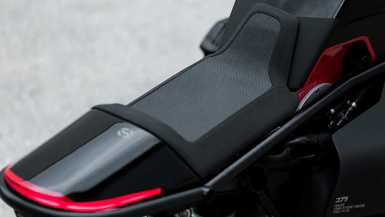 Σέλα που θυμίζει motocross, λεπτή και σκληρή...