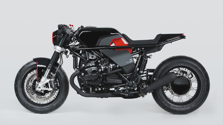 Η ακτινωτή ζάντα με το μαύρο κέντρο πίσω είναι έργο τέχνης.