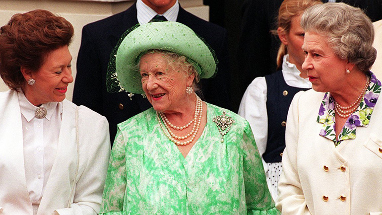 Η βασίλισσα παίζει τα λεφτά της στα άλογα του ιπποδρόμου