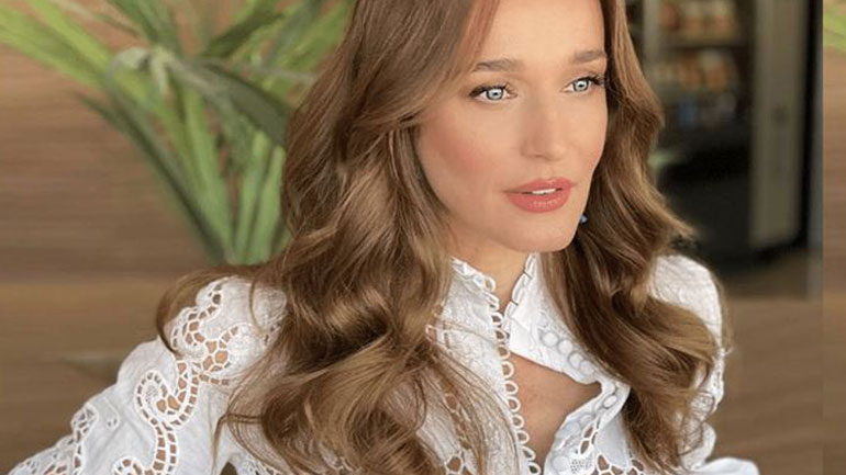 Το ρομαντικό πουκάμισο της Κάτιας Ζυγούλη είναι η κορυφαία τάση της σεζόν