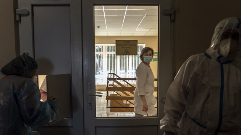 Αρνητικό ρεκόρ θανάτων από Covid-19 καταγράφηκε το προηγούμενο 24ωρο στην Ουκρανία