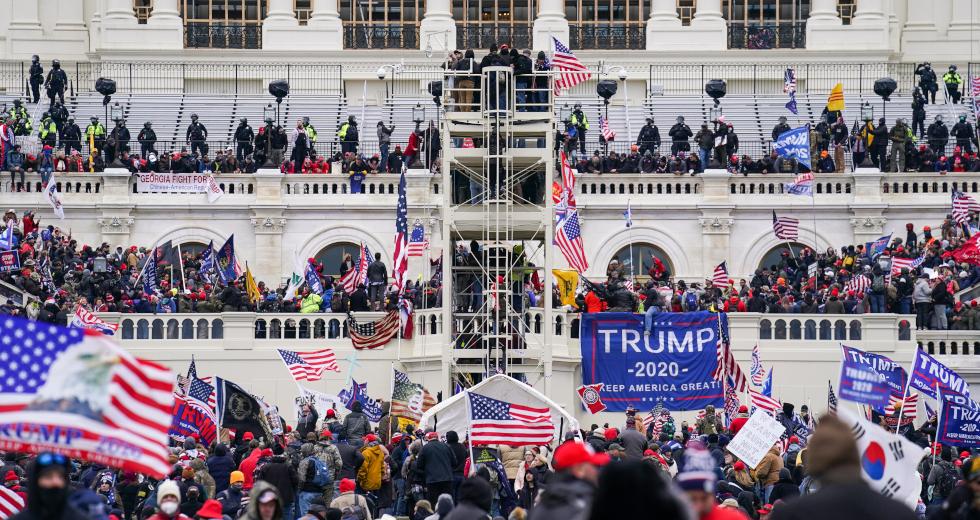 Αστυνομικοί του Καπιτώλιου υπέβαλαν αγωγή εναντίον του τέως προέδρου Τραμπ