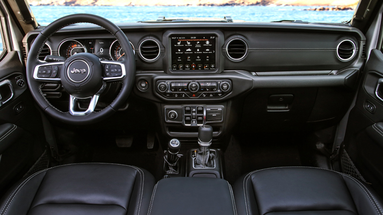 Σύγχρονο, πρακτικό και στιβαρό το εσωτερικό του pick-up της Jeep.