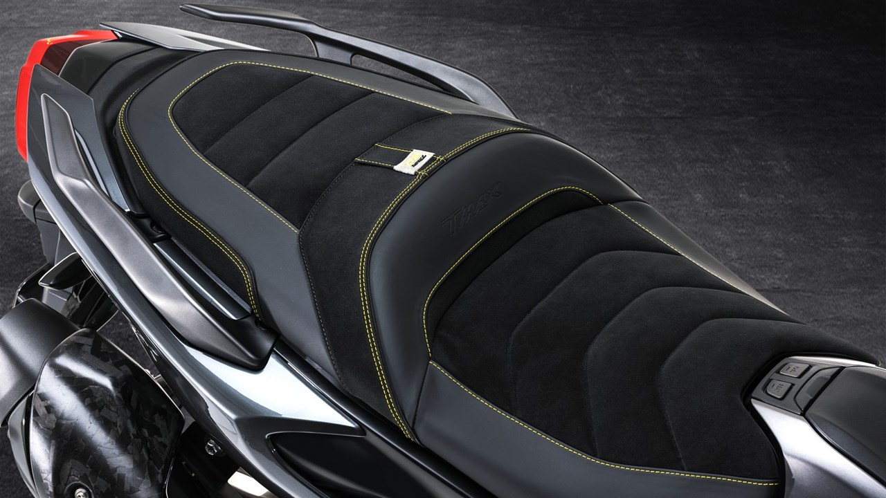 Θερμαινόμενη σέλα με ειδική κίτρινη ραφή.