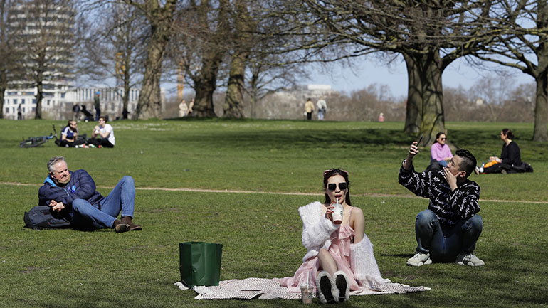 Οι Βρετανοί βλέπουν πλέον θετικά τον χειρισμό της Covid-19 από την κυβέρνηση