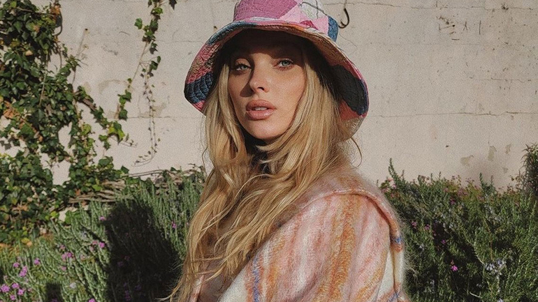 Η Elsa Hosk θηλάζει το μωρό της κατά τη διάρκεια φωτογράφισης