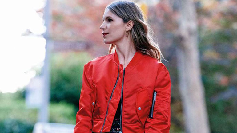 Η Ευγενία Νιάρχου μάς δείχνει πώς να κάνουμε layering με τα κοσμήματά μας