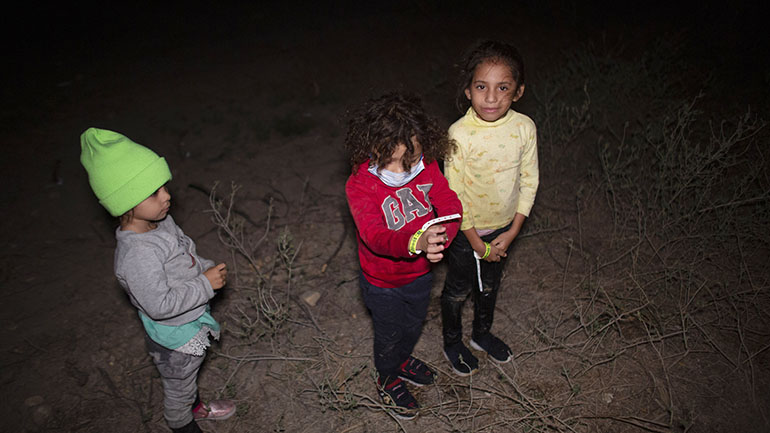 ΗΠΑ: Διακινητής πέταξε δύο κοριτσάκια από ψηλό τοίχο στα σύνορα με το Μεξικό