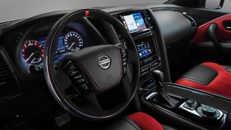 Το κόκκινο και το μαύρο κυριαρχούν στο εσωτερικό.