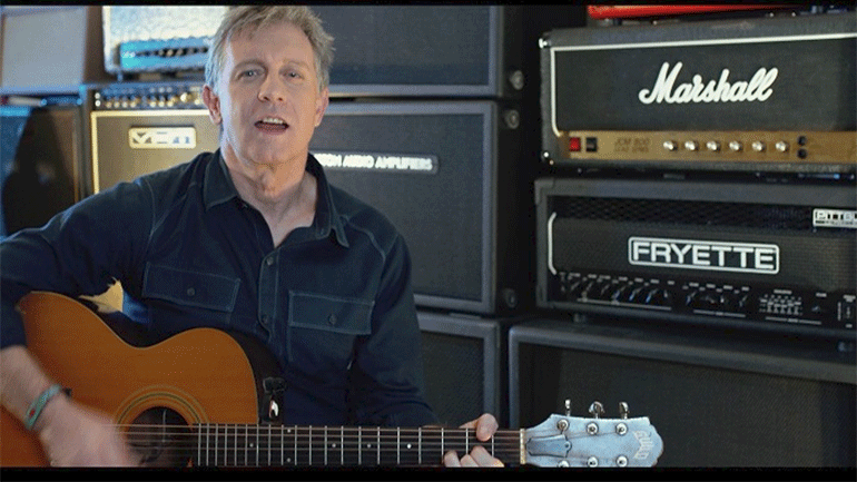 «Love in White»: Το νέο τραγούδι του Γιάννη Σαββιδάκη