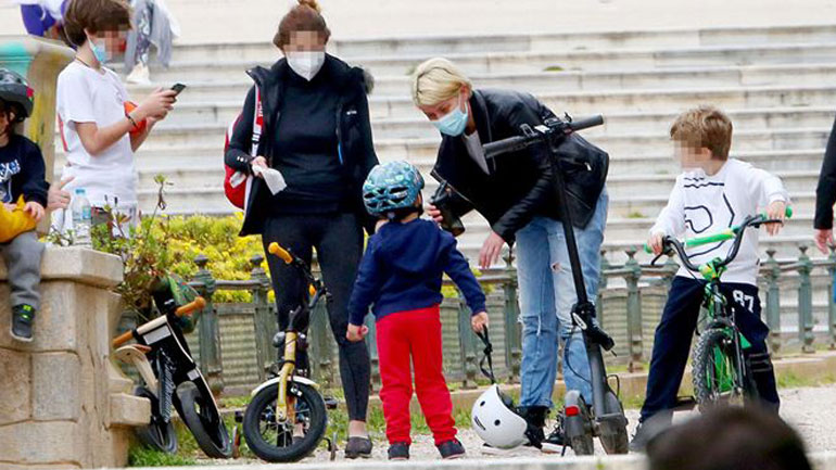 Σία Κοσιώνη: Βόλτα με τον γιο της Δήμο στο κέντρο της Αθήνας