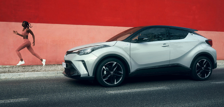 Ένας αθλητής των δρόμων με ελκυστική εμφάνιση.