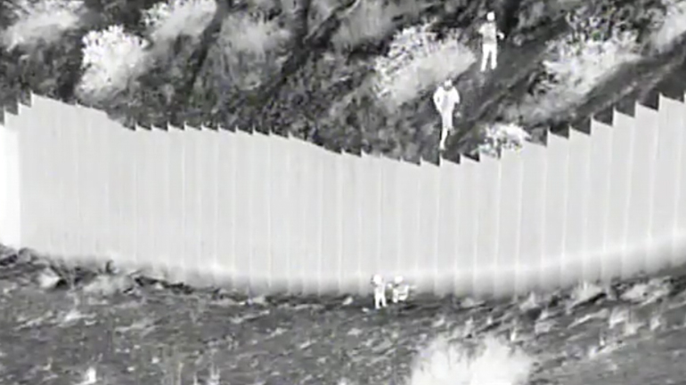 Σοκ: Διακινητής πετά δύο κοριτσάκια από ύψος 4 μέτρων