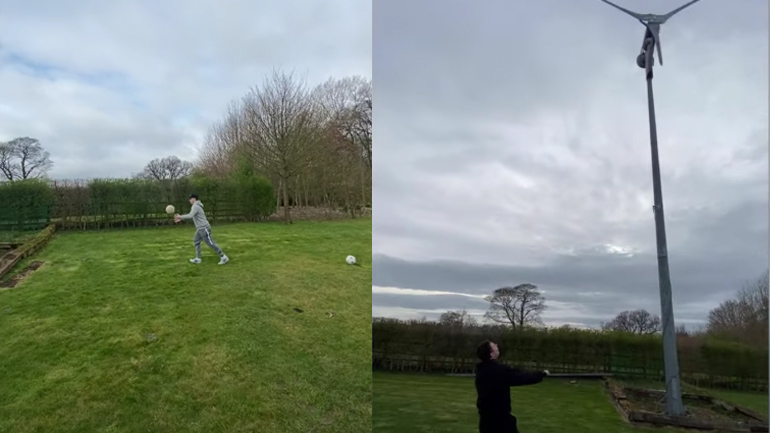 Νεαροί κλοτσούν μια μπάλα σε μια ανεμογεννήτρια